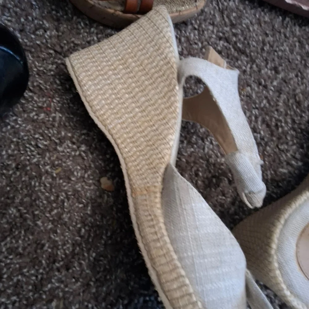 Liz Claiborne Cream Wedge Sandals with Bow